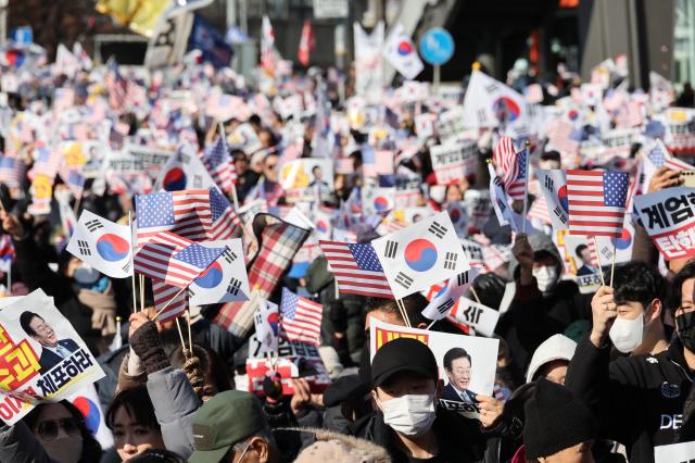 PHOTOS: Supporters of Yoon Suk Yeol hold rallies near presidential residence