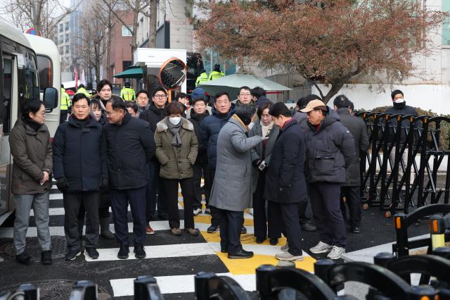 People Power Party lawmakers gather near the presidential residence in Hannam-dong Seoul Jan 6 2024 AJP Han Jun-gu