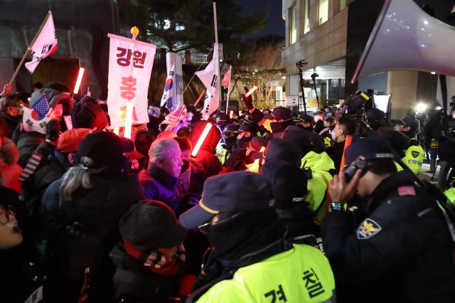 Protesters confront police officers near the presidential residence in Hannam-dong Seoul Jan 2 2024 AJP Han Jun-gu