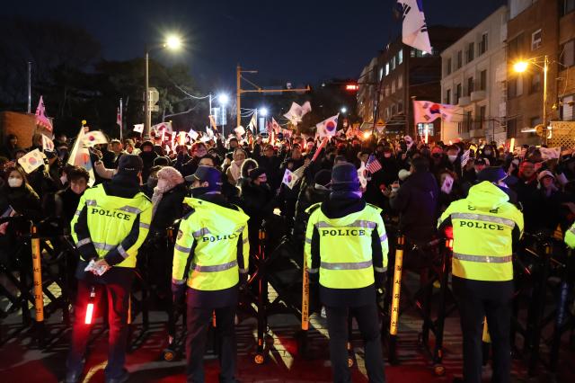 Protesters confront police officers near the presidential residence in Hannam-dong Seoul Jan 2 2024 AJP Han Jun-gu