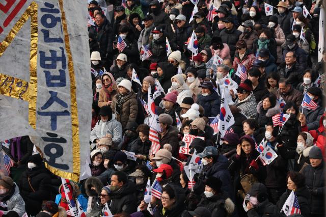 Protesters wave the South Korean and US flags near the presidential residence in Hannam-dong Seoul Jan 2 2024 AJP Han Jun-gu