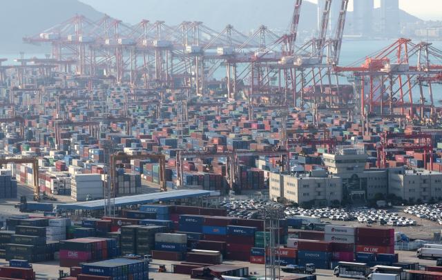 Containers at Busan Port Dec 31 2024 Yonhap