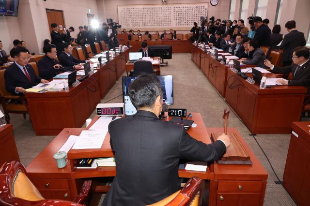 7일 오후 국회에서 열린 법제사법위원회 전체회의에서 정청래 위원장이 의사봉을 두드리고 있다 사진연합뉴스