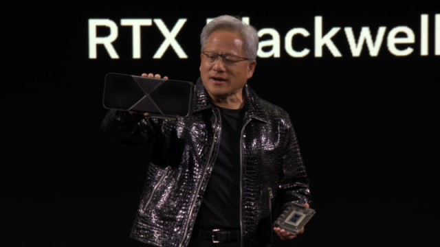 CES 2025 기조연설에서 RTX 5090을 선보인 엔비디아 젠슨 황 CEO사진연합뉴스