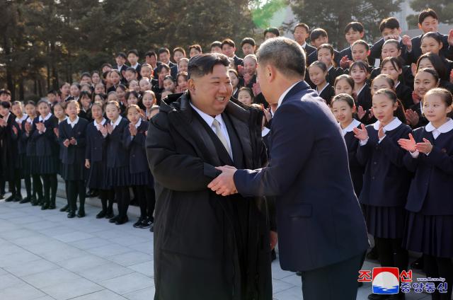 김정은 북한 국무위원장이 지난 2일 설맞이공연에 참가한 재일조선학생소년예술단을 만나 기념사진을 찍었다고 조선중앙통신이 3일 보도했다 사진연합뉴스