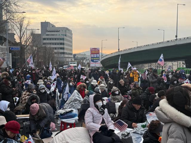 8일 오전 8시부터 용산구 한남동 대통령 관저 앞에서 보수단체 회원들이 윤석열 대통령 탄핵 반대 집회에 참가하고 있다사진송승현 수습기자