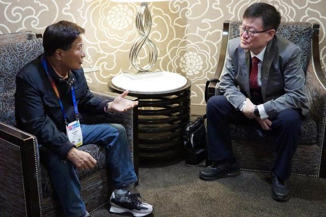 Samkoo INC chairman Koo Ja-kwan left speaks to Aju Business Daily president Lim Gyu-jin in the MGM Grand Hotel in Las Vegas Jan 7 2024 AJP Park Sae-jin