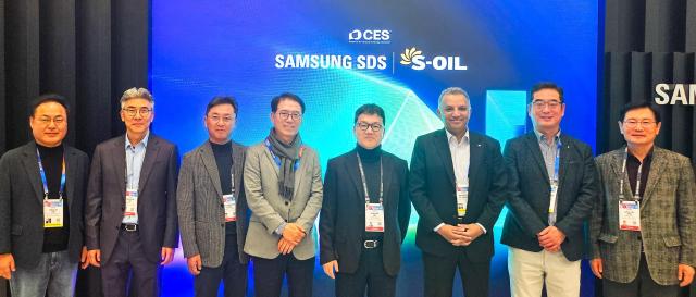 7일 미국 라스베이거스  CES 2025 행사장에서 S-OIL 안와르 알 히즈아지 CEO왼쪽 3번째와 류열 사장왼쪽 5번째 등 경영진이 삼성 SDS 전시장을 참관하고 이 회사 이준희 대표왼쪽 4번째 등 관계자들과 사진촬영을 하고 있다

