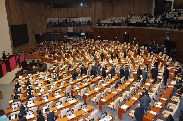 8일 오후 국회 본회의에서 대통령 권한대행 체제에서 재의요구권거부권이 행사돼 국회로 돌아온 내란 특검법 김건희 여사 특검법 양곡관리법 개정안 등 농업 관련 법안 4개 국회법 개정안 국회증언감정법 개정안 이 재표결 끝에 부결되자 야당 의원들이 밖으로 나서고 있다 사진연합뉴스