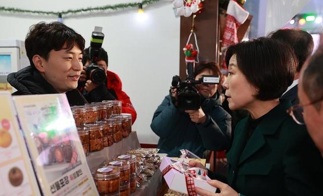 오영주 중소벤처기업부 장관이 지난달 서울 마포구 홍대 레드로드에서 열린 12월 동행축제 개막식에서 행사장을 둘러보며 참석 상인들을 격려하고 있다 사진연합뉴스

