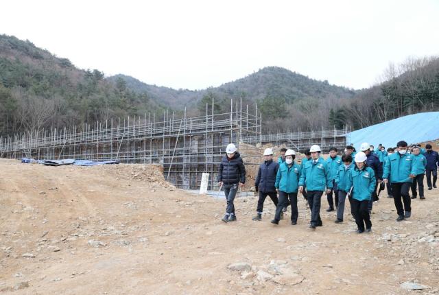  공영민 고흥군수가 고흥군림하늘공원 조성사업 현장을 찾아 진행상황을 점검하고 있다 사진고흥군