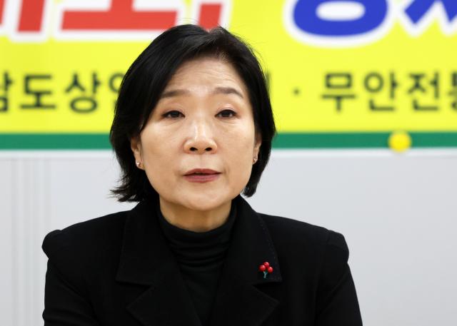 오영주 중소벤처기업부 장관이 지난 7일 오후 전남 무안전통시장에서 전남상인연합회 회원들과 간담회를 하고 있다 사진중기부