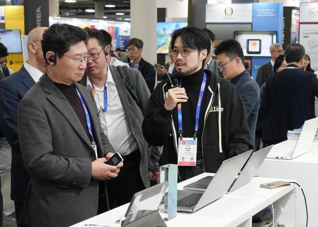 CES 2025의 용인 기업 부스를 방문해 제품에 대한 설명을 듣고 있다사진용인시