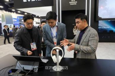 [CES 2025] 롯데 신유열 부사장, CES 2025서 AI 신사업 및 메타버스 기술 집중 점검