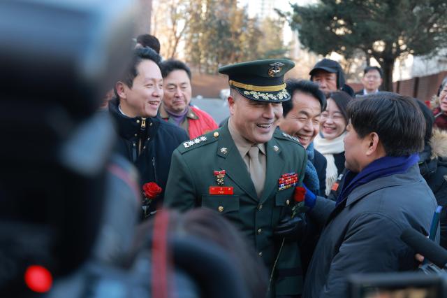 해병대 채모 상병 순직 사건과 관련해 항명과 상관명예훼손 혐의로 기소된 박정훈 전 해병대 수사단장대령이 9일 오전 서울 용산구 국방부 군사법원 인근에서 열린 기자회견에 참석하고 있다 20250109사진유대길 기자 dbeorlf123ajunewscom