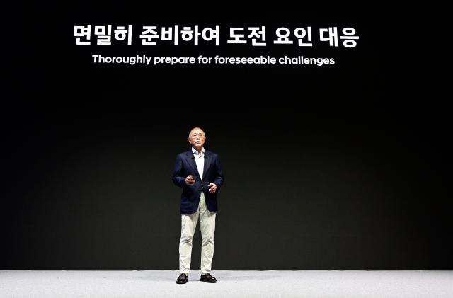 현대차그룹 2025년 신년회에서 그룹 임직원들에게 새해메시지를 전하고 있는 정의선 회장 사진현대차