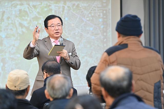 이현재 하남시장이 9일 오전 초이동 행정복지센터에서 열린 초이동 주민과의 대화에서 시민의 제안을 듣고 답변하고 있다 사진하남시