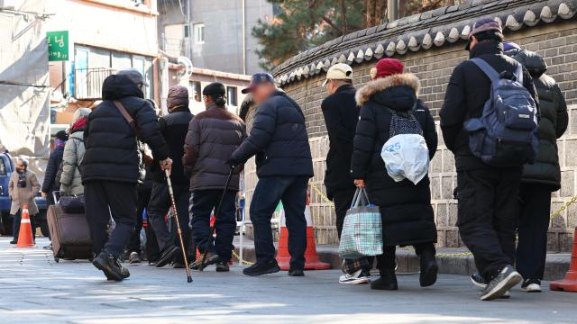 작년 12월 24일 서울 종로구 탑골공원 원각사 노인무료급식소 앞이 식사를 기다리는 노인들로 붐비고 있다 사진연합뉴스