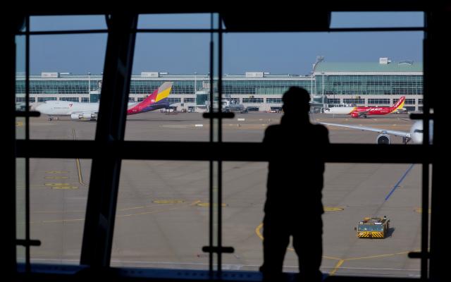 7일 인천국제공항 제1여객터미널에서 한 시민이 주기장을 이동하는 비행기를 바라보고 있다 사진연합뉴스