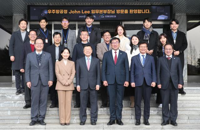 존 리 우주항공청 임무본부장첫줄 왼쪽에서 3번째이 한국원자력연구원 관계자들과 기념촬영을 하고 있다사진우주청 