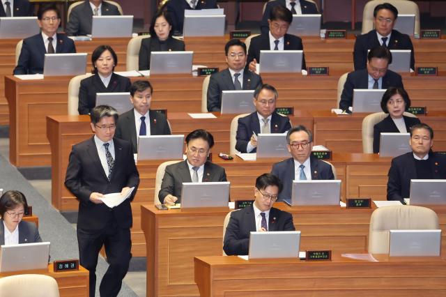 오동운 고위공직자범죄수사처장이 9일 오후 국회 본회의에서 윤석열 대통령 위헌적 비상계엄 선포 내란혐의 관련 긴급현안질문에 답하기 위해 발언대로 향하고 있다 사진연합뉴스