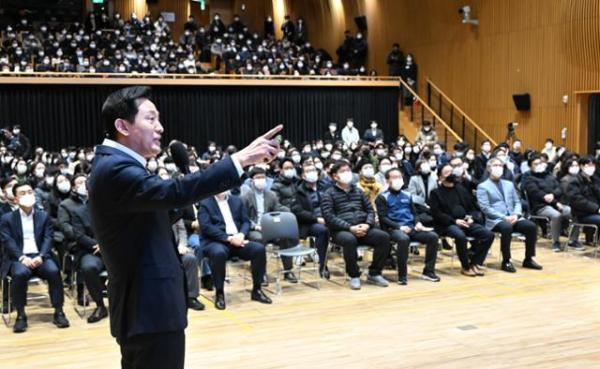 오세훈 서울시장이 10일 오전 직원 조례에서 지난해 성과와 올해 시정 운영 방향에 대해 설명하고 있다 사진서울시