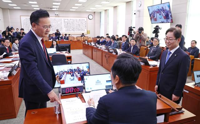 10일 국회에서 열린 법제사법위원회 전체회의에서 정청래 위원장 유상범 여당 간사 박범계 야당 간사가 윤석열 정부의 내란ㆍ외환 행위의 진상규명을 위한 특별검사 임명 등에 관한 법률안 상정을 두고 대화를 나누고 있다 사진연합뉴스