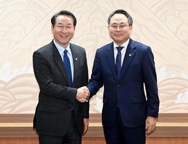 유정복 인천광역시장이 10일 시청 접견실에서 고기동 행정안전부 장관 직무대행과 접견을 마친 뒤 기념촬영을 하고 있다 사진인천시