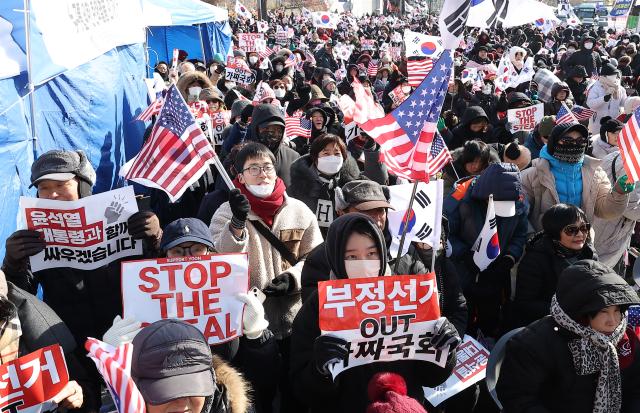 9일 오후 서울 용산구 한남동 대통령 관저 인근에서 윤석열 대통령 지지 집회가 열리고 있다 사진연합뉴스