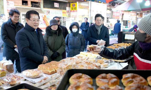 김영록 전라남도지사가 10일 순천시 중앙동 상가를 돌아보며 경기 침체로 인한 소비 부진으로 어려운 소상공인들을 격려하고 있다 사진전남도
