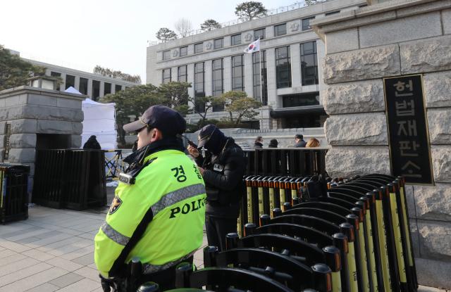 윤석열 대통령의 탄핵심판 정식 변론이 엿새 전인 지난 8일 오전 서울 종로구 헌법재판소 앞에서 경찰이 경계 근무를 서고 있다 사진연합뉴스