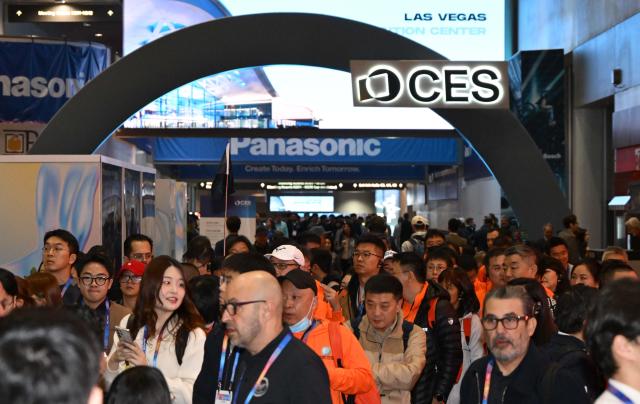 CES 2025 열리는 LVCC 관람객으로 북적
세계 최대 가전·정보기술IT 전시회 CES 2025 개막일인 7일 오전현지시간 미국 네바다주 라스베이거스 컨벤션센터가 관람객으로 북적이고 있다사진연합뉴스