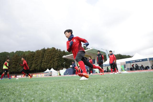 넥슨이 제주도에서 진행 중인 그라운드N 스토브리그 인 제주에서 유소년 축구선수들이 경기를 하고 있다사진넥슨