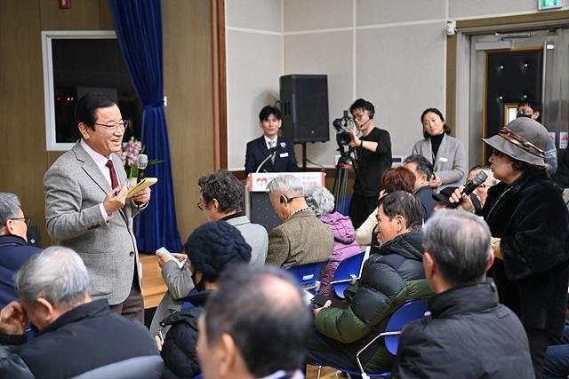 이현재 하남시장이 11일 미사2동 행정복지센터에서 열린 미사2동 주민과의 대화에서 시민의 질문을 경청하고 있다 사진하남시