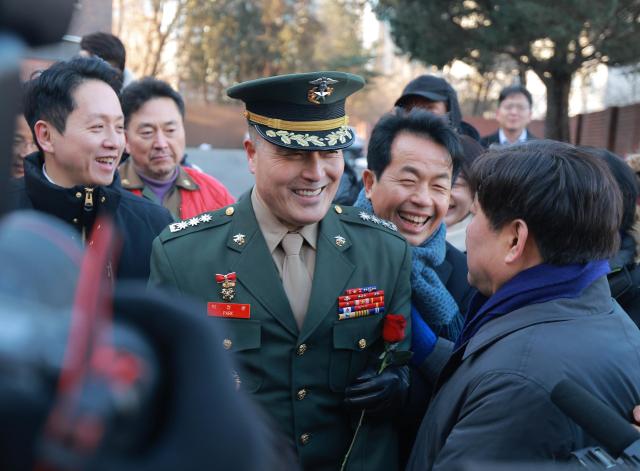 해병대 채모 상병 순직 사건과 관련해 항명과 상관명예훼손 혐의로 기소된 박정훈 전 해병대 수사단장대령이 9일 오전 서울 용산구 국방부 군사법원 인근에서 열린 기자회견에 참석하고 있다 202519사진유대길 기자 dbeorlf123ajunewscom