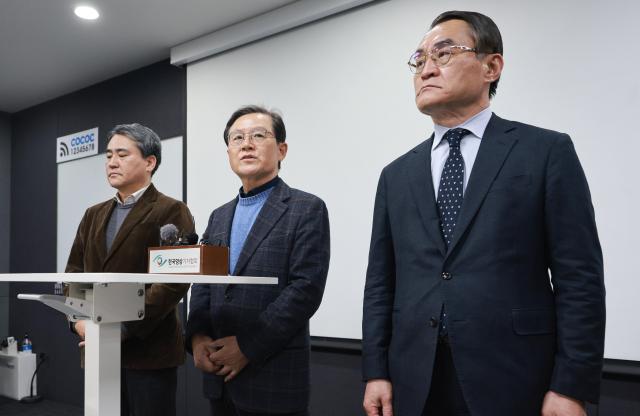 윤석열 대통령 측 윤갑근 변호사가운데가 8일 서울 서초구 한국컨퍼런스센터에서 열린 기자간담회에서 발언하고 있다 사진연합뉴스