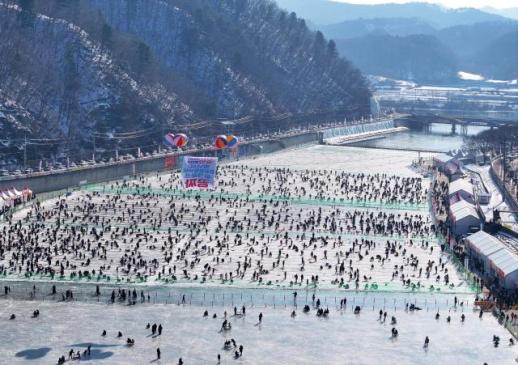 Annual ice fishing festival kicks off in Hwacheon