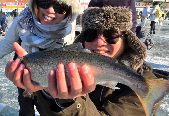 2025산천어축제에서 외국인 관광객이 낚시를 하며 즐거워 하고 있다 연합