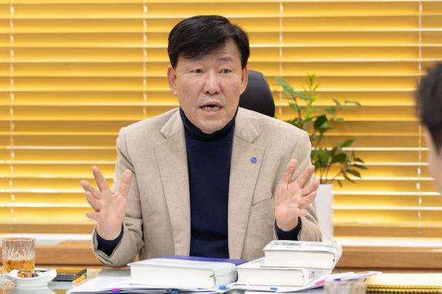 이철수 한국폴리텍대학 이사장이 아주경제신문과의 인터뷰에서 답변하고 있다 사진유대길 기자 dbeorlf123ajunewscom