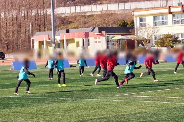 구례군이 따뜻한 기후와 우수한 시설로 유소년 축구팀들의 동계 전지훈련지로 각광받고 있다 사진독자제공