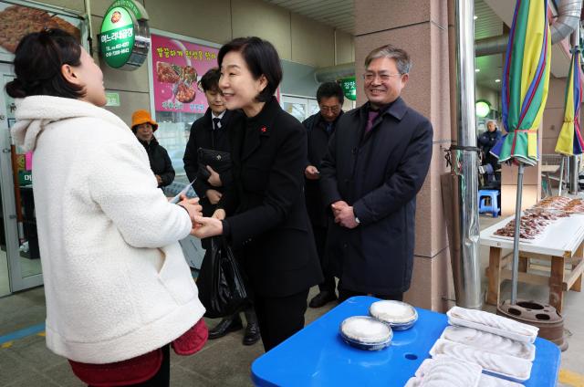 상인과 대화하는 오영주 중기부 장관
    무안연합뉴스 조남수 기자  오영주 중소벤처기업부 장관이 7일 오후 전남 무안전통시장에서 상권 등을 점검하며 상인과 대화하고 있다 202517 
    iso64ynacokr2025-01-07 162346
저작권자 ⓒ ㈜연합뉴스 무단 전재 재배포 금지 AI 학습 및 활용 금지저작권자 ⓒ  ㈜연합뉴스 무단 전재 재배포 금지 AI 학습 및 활용 금지