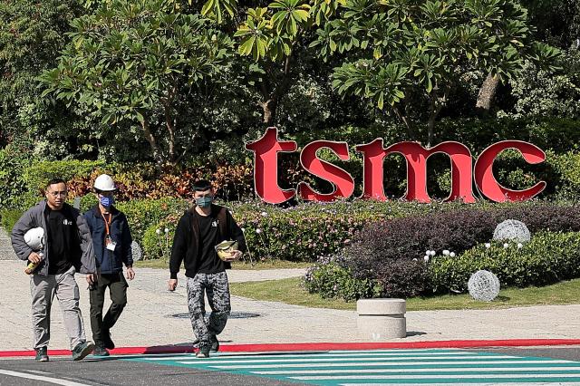 지난해 12월 대만 타이난의 남대만 과학공원에 위치한 TSMC 팹반도체 공장 앞에서 근로자가 걷고 있다 사진로이터연합뉴스