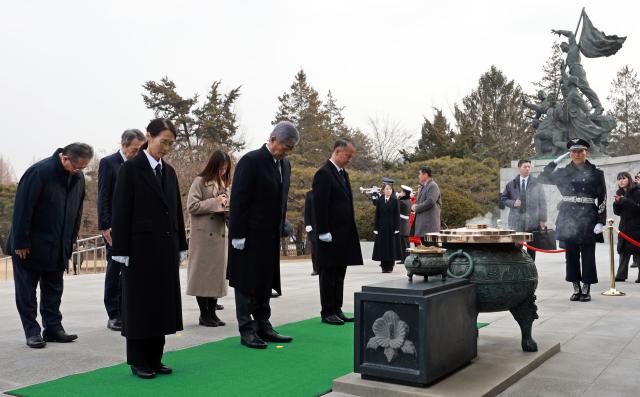 이와야 다케시 일본 외무상이 13일 오후 서울 동작구 국립현충원을 찾아 참배하고 있다 사진연합뉴스