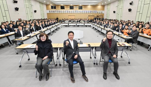 경북도가 13일 ‘초일류국가 대한민국 선도’라는 주제로 업무 보고를 진행하면서 참석자들이 화이팅을 외치고 있다 사진경상북도