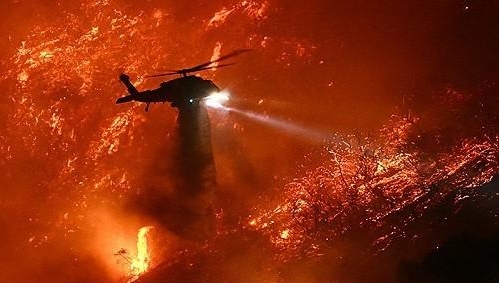 산불에 물 퍼붓는 소방용 헬리콥터 사진 AFP·연합뉴스