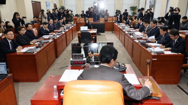 안규백 위원장이 지난 7일 오전 서울 여의도 국회에서 열린 윤석열 정부의 비상계엄 선포를 통한 내란 혐의 진상규명 국정조사특별위원회 회의에서 의사봉을 두드리고 있다 사진연합뉴스