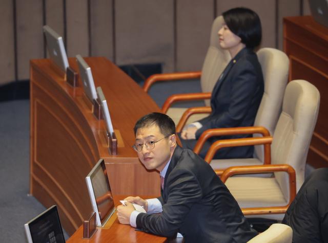 김상욱 국민의힘 의원이 9일 오후 윤석열 대통령 위헌적 비상계엄 선포 내란혐의 및 제주항공 여객기 참사 진상규명과 관련 긴급현안질의를 위한 본회의에 참석해 있다 사진연합뉴스