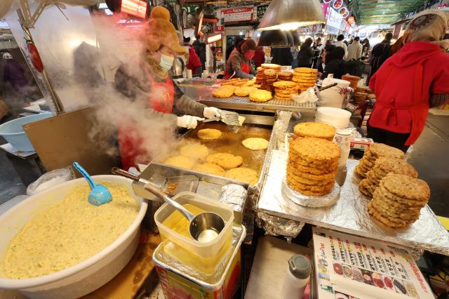 Street food cart selling bindaetteok at Gwangjang Market AJP Han Jun-gu