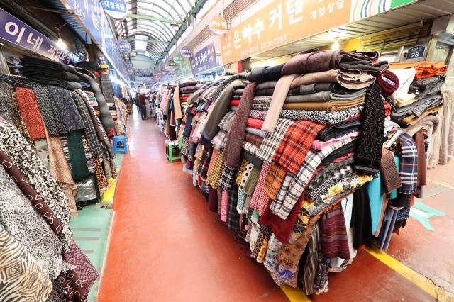 Fabric shop at Gwangjang Market AJP Han Jun-gu