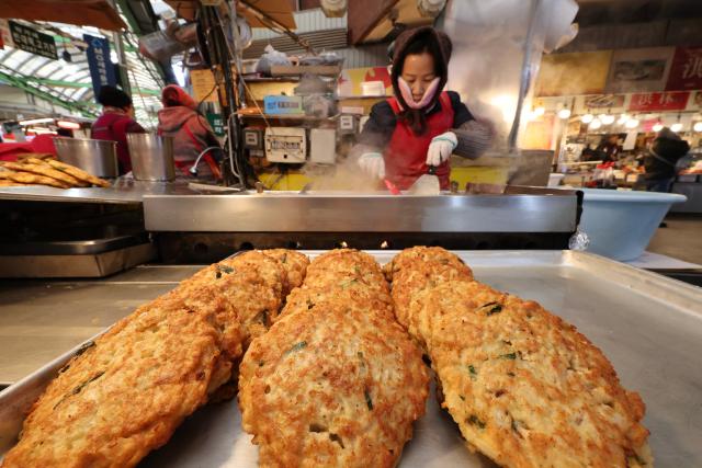 Street food cart selling bindaetteok at Gwangjang Market AJP Han Jun-gu